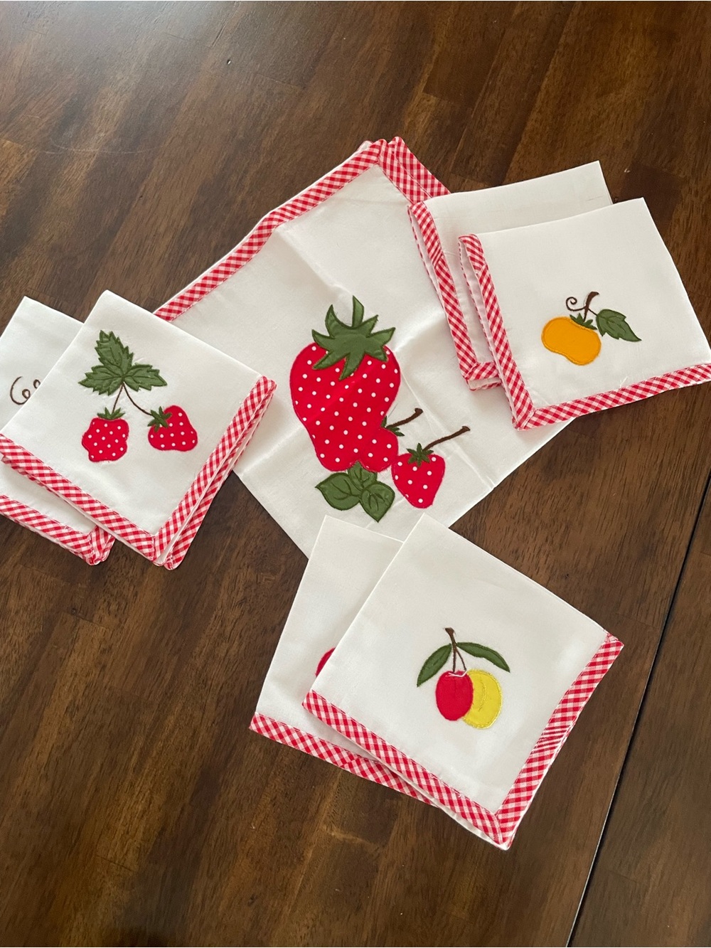 Vintage Fruit Appliqué Napkins & Table Runner Set – Red Gingham – 7 Pieces